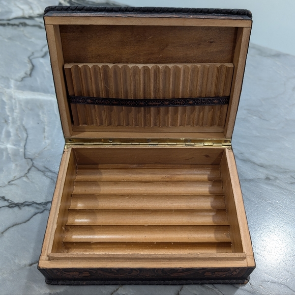 Vintage leather cigar/cigarette box - Picture 3 of 11